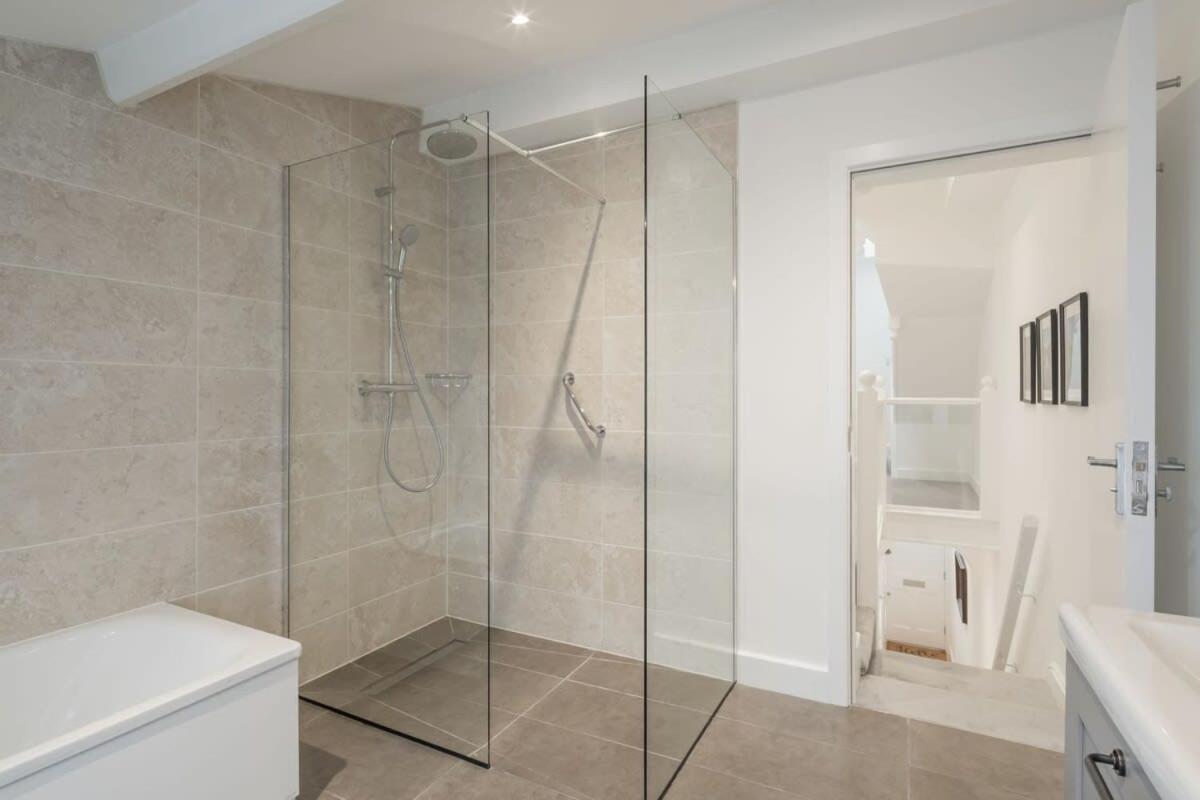 Refurbished High Spec Central Family Home CBG エクステリア 写真