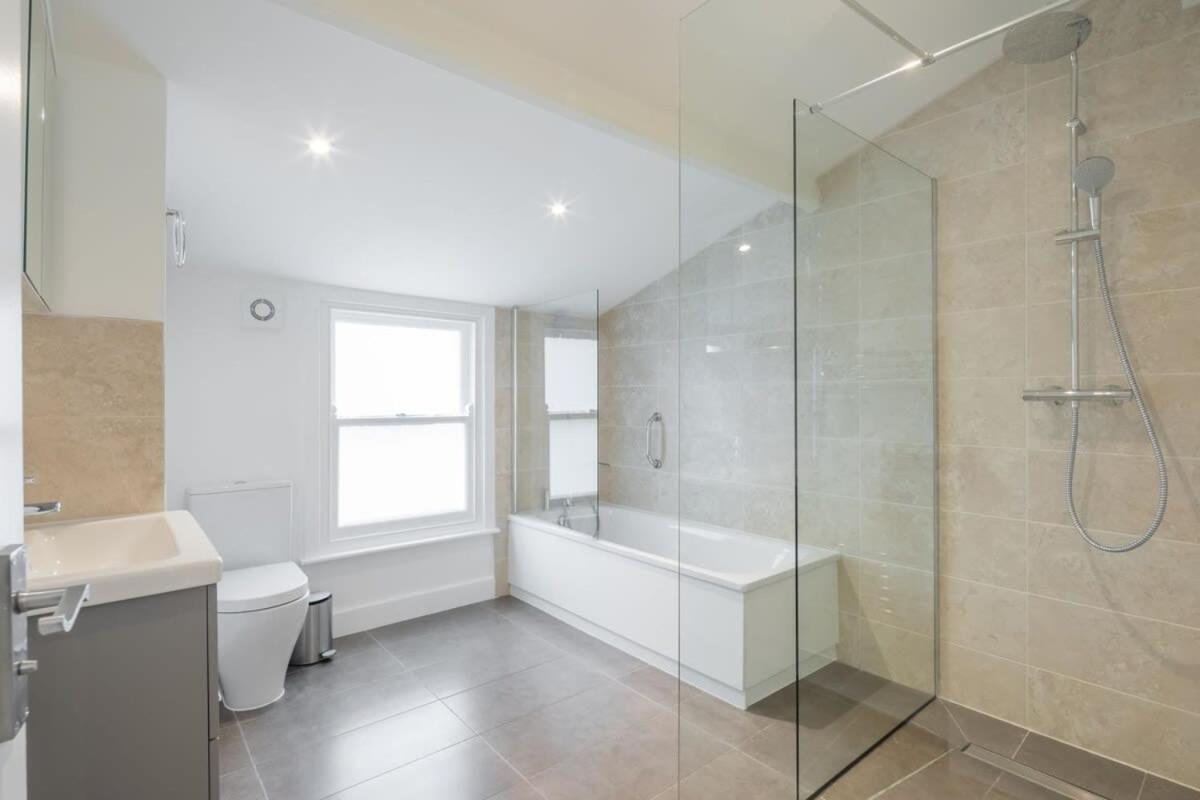 Refurbished High Spec Central Family Home CBG エクステリア 写真