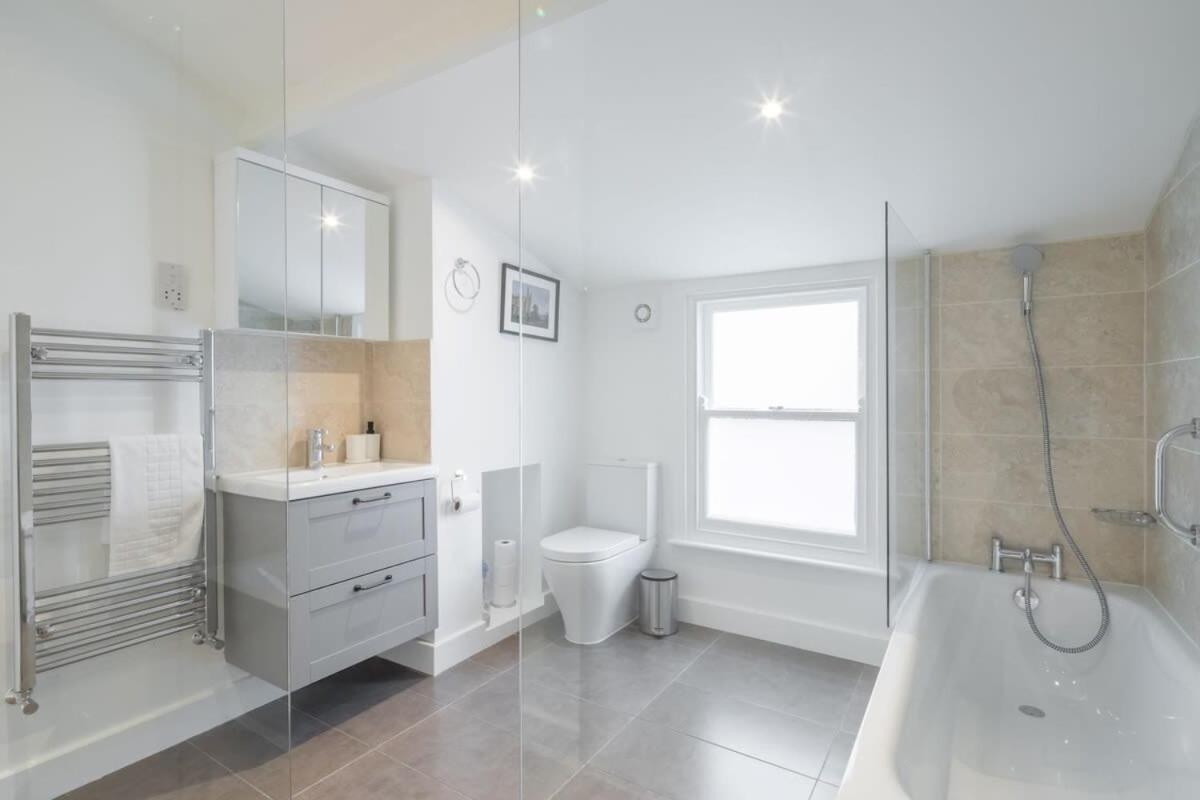 Refurbished High Spec Central Family Home CBG エクステリア 写真