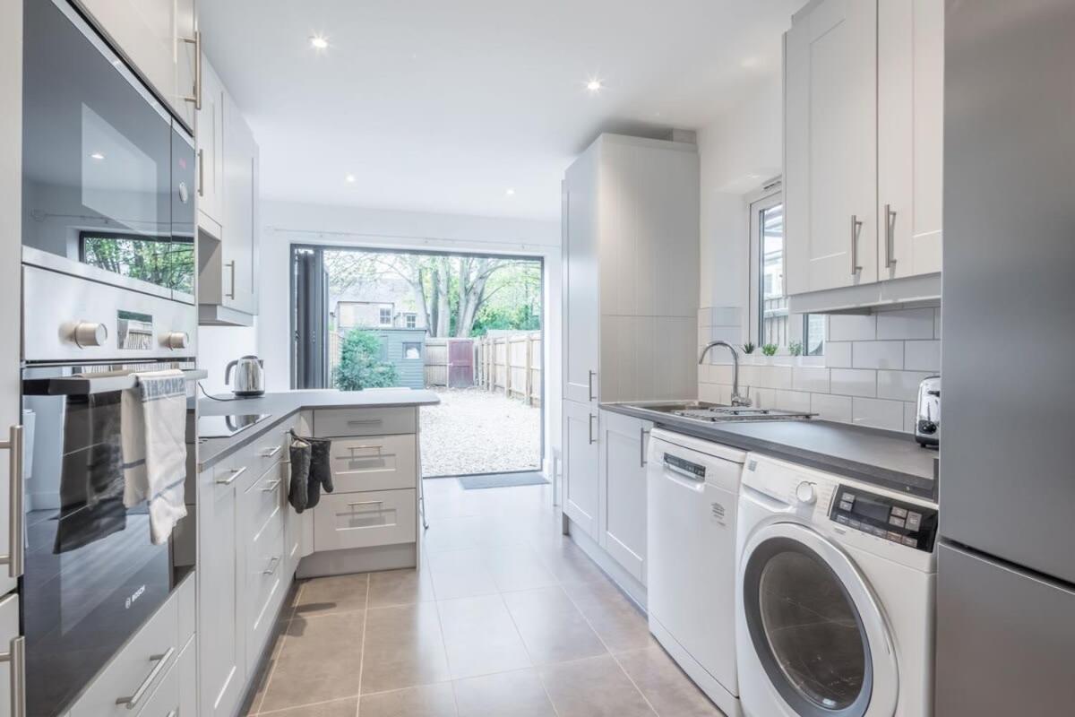 Refurbished High Spec Central Family Home CBG エクステリア 写真